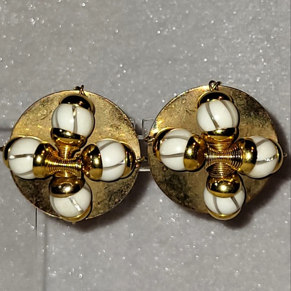 Vintage Gold Tone White Bead Criss Cross Clip On Earrings - Picture 1 of 1
